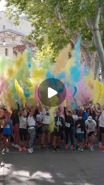 Aperçu de la vidéo Color Run et Backyard : participants réunis sous les poudres colorées à Lourmarin.